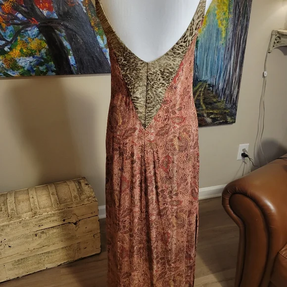 Chic Paisley Maxi Dress with Gold Accents - Picture 8 of 11